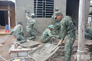 Commando Brigade 5’s troops build houses for flood-hit people